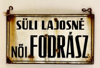 'Süli Lajosné női fodrász' feliratú kétoldalas cégér, zománcozott fém, 41×70 cm