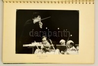 Énekesek, operaénekesek aláírásgyűjteménye. 16 db aláírt fotó, képeslap, szórólap füzetbe rendezve. Demis Roussos, Jurij Szimonov, Mario Malagnini.