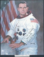 Karl Gordon Henize NASA űrhajós,űrkutató  Northwestern University professzora, tartalékos legénység része az Apollo 15 ill.,a  Skylab 2/3/4-nél. Az űrben a  Challenger fedélzetén járt 1985-ben.  - - eredeti aláírása az őt