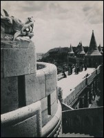 Haár Ferenc (1908-1997) budapesti fotóművész és fotóriporter hagyatékából 2 db pecséttel jelzett, vintage fotó (az egyiken aláírás is van), 19x17 cm és 23,5x18 cm
