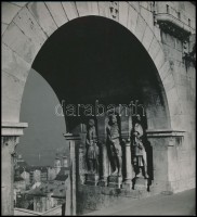Haár Ferenc (1908-1997) budapesti fotóművész és fotóriporter hagyatékából 2 db pecséttel jelzett, vintage fotó (az egyiken aláírás is van), 19x17 cm és 23,5x18 cm