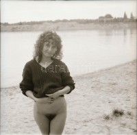 Naturista fotózkodás, cca 1971 és 1989 között készült, szolidan erotikus felvételek vegyes válogatása, 6 db vintage negatív (6x6 cm) + 7 db vintage fotó, és/vagy mai nagyítás, a papírképek és a negatívok között nincs