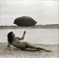Naturista fotózkodás, cca 1971 és 1989 között készült, szolidan erotikus felvételek vegyes válogatása, 6 db vintage negatív (6x6 cm) + 7 db vintage fotó, és/vagy mai nagyítás, a papírképek és a negatívok között nincs