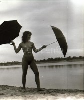 Itt repül a kismadár, cca 1970 és 1988 között készült, szolidan erotikus felvételek vegyes válogatása, 6 db vintage negatív (6x6 cm) + 9 db vintage fotó, és/vagy mai nagyítás, a papírképek és a negatívok között nincs