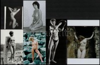 Szép leányok örvendeznek, cca 1973 és 1986 között készült, szolidan erotikus felvételek vegyes válogatása, 4 db vintage negatív (6x6 cm) + 9 db vintage fotó, és/vagy mai nagyítás, a papírképek és a negatívok között nincs