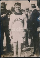 1914 Devienne úr, 800 kilométeres gyaloglás győztese. Korabeli sajtófotó hozzátűzött szöveggel, 12x16 cm /  Mr. Devienne. Winner of the 800 km walk. press photo, 12x16 cm