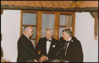 1991 Antall József miniszterelnök gratulál O'sváth György (1931-2017) közgazdász, jogász, politikus születésnapján. Eredeti fotó saját kezű feljegyéssel 19x12 cm