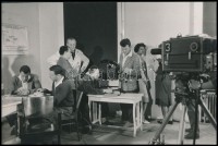 cca 1970 Dr. Kereszty Alfonz professzor, az orvostudományok kandidátusa, a Főiskola Tudományos Bizottságának elnöke tájékoztatót ad a TV munkatársainak az Élettani Diákkör Munkájáról, hátoldalán feliratozva, 12x18 cm