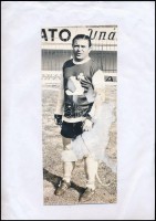 cca 1970 Puskás Ferenc a Panathinaikósz edzőjeként, sajtófotó, Magyar Hírek szerkesztősége, hátoldalán pecséttel jelzett, sérült, 24x10 cm