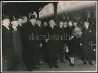 1936 Mackensen német követ valamint nevesített magyar minisztériumi tanácsosok egyik budapesti pályaudvaron. Feliratozott fotó 24x18 cm