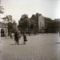 1963 Budapest, X. ker., kőbányai városképek, utcafotók, épületfelvételek, 21 db szabadon felhasználható vintage negatív, 4x4 cm és 6x6 cm között