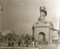 1963 Budapest, X. ker., kőbányai városképek, utcafotók, épületfelvételek, 21 db szabadon felhasználható vintage negatív, 4x4 cm és 6x6 cm között