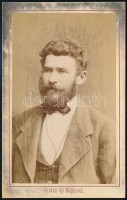 cca 1880-1900 Úriember műtermi portréja, keményhátú fotó Klösz György budapesti műterméből, 10x6 cm