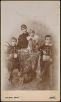 cca 1900 Anya gyermekeivel, nagyméretű keményhátú fotó Kohlmann Sándor ungvári műterméből, retusált, 30×18 cm