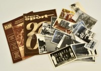 cca 1960 Sport tétel: Számos eredeti fotó különböző sportágak sportolóival több birkózó, összesen 25 db fotó. valamint két sport újság