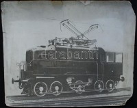 cca 1910 A Kandó Kálmán által tervezett első magyar villanymozdony, nagyméretű fotó kartonra kasírozva, szélein sérülésekkel / The first electric locomotive from Kálmán Kandó, photo on cardboard with faults, 41x51cm