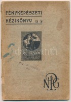 Fényképészeti kézikönyv. Kiadja: Neue Photographische Gesellschaft A.-G. (NPG.) Bp., é.n., Löbl-ny. Kiadói papírkötés, a gerince sérült, borítója kissé foltos. A borítón Pejtsik Károly Fotó üzletének reklámjával, az