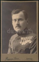 cca 1915 Osztrák-Magyar katona kitüntetésekkel, műtermi fotó Rozgonyi Dezső műterméből, kartonra kasírozva, 9x6 cm