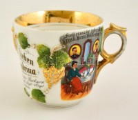 1912 Katona fiú által szüleinek ajándékozott, megszemélyesített, verses, katonákat és katonai jelenetet ábrázoló porcelán kávés bögre. Kézzel festett, dombor díszekkel. nagyon apró lepattanásokkal / Soldier son's present to his