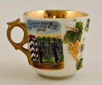 1912 Katona fiú által szüleinek ajándékozott, megszemélyesített, verses, katonákat és katonai jelenetet ábrázoló porcelán kávés bögre. Kézzel festett, dombor díszekkel. nagyon apró lepattanásokkal / Soldier son's present to his