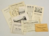 cca 1910 Vegyes nyomtatvány tétel, 9 db. Különféle építészeti prospektusok, nyomtatványok, közte der Baumeister VI. évf. egy száma, közte egy divat történettel kapcsolatos prospektus, fekete-fehér fotókkal illusztrálva, valamint a