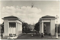 37 db régi és modern főleg orosz városképes lap, közte néhány motívumlap / 37 pre-1945 and modern mainly Russian town-view postcards, among them a few motive cards