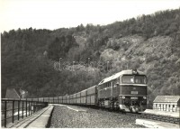 28 db MODERN külföldi vasúti motívumlap, 2 db képeslap füzetben / 20 modern railway motive postcards; European trains, in 2 postcard booklet