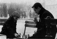 19 db modern külföldi szabadtéri sakk motívumú képeslap / 19 modern European outdoor chess motive postcards
