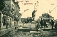 Nagyszentmiklós, Sannicolau Mare; Fő tér, szobor, Kiss György üzlete, létra. W. L. Bp. 2110. Kiadja Wiener Náthán / main square, statue, shops, ladder (EK)
