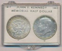 Amerikai Egyesült Államok 1964-1964D 1/2$ Ag 'Kennedy' (2xklf) plasztik tokban T:1- kis patinaUSA 1964-1964D 1/2 Dollar Ag 'Kennedy' (2xdiff) both in plastic case C:AU small patina