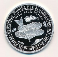 Németország 1992. 'Otto Lilienthal - A német történelem csúcspontjai' jelzett Ag emlékérem, tanúsítvánnyal (20g/0.999/40mm) T:PPGermany 1992. 'Otto Lilienthal - Höchepunkte der deutschen Geschichte' hallmarked Ag medallion with