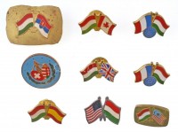 9db-os vegyes zászlókat ábrázoló jelvény tétel, benne magyar-spanyol, magyar-kanadai, magyar-amerikai, magyar-szlovák, magyar-brit, magyar-svájci és magyar-francia zászló T: 2