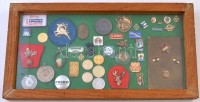 41db-os vegyes numizmatikai tétel falra akasztható üveges tárolóban, közte Osztrák-Magyar Monarchia 1914. 'I. Hadsereg - Karácsony a fronton 1914' Br jelvény; 'MÁVAUT' Br plakett T:vegyes