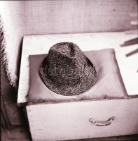 1967. október 5., Kibédi Ervin (1924-1997) színészről és legendás kalapjairól készült fotóriport, Kotnyek Antal (1921-1990) budapesti fotóriporter hagyatékából 30 db vintage negatív, 6x6 cm