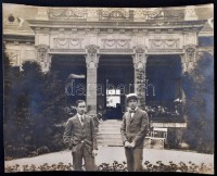 cca 1920-1930  Ifj. Kégl György és Jendrassik Kornél egy kastély előtt, hátoldalon feliratozott, pecséttel jelzett (Arany Filmlaboratorium) fotó, 24x29 cm