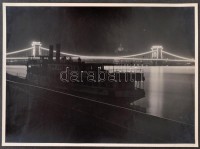 cca 1930 M.F.T.R. Erzsébet királyné gőzös a Dunán a háttérben a kivilágított Lánchíddal és Parlamenttel, fotó, kartonon, 17x23 cm.