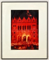 RARocz jelzésel: Parlament, Budapest, 1990. október 23., nagyméretű fotó, üvegezett keretben, 49×33 cm