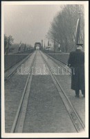 1958 A kiskörei Tisza híd helyreállított vágányának forgalomba helyezési ünnepsége, hátoldalon feliratozott fotó, 14×9 cm