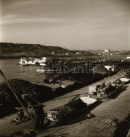 1956 Sztálinváros kikötőjének építéséről készült fotóriport, Kotnyek Antal (1921-1990) budapesti fotóriporter hagyatékából 45 db vintage negatív, 6x6 cm
