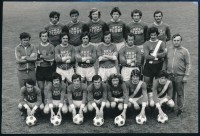 1977 A BKV Előre futballcsapatának csoportképe, Daczó József vezérigazgatónak címezve, sok aláírással, 12×17 cm