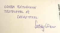 Sződy Viktor: Homokszemek a gépezetben. Bp.,2007,Alfaprint Nyomda Kft. Kiadói papírkötés. Megjelent 60 példányban. A szerző által dedikált.