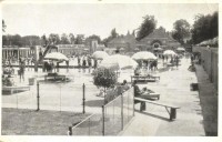 Debrecen, Nagyerdei városi fürdő, fürdőzők, napozók. Amatőr felvétel (EK)