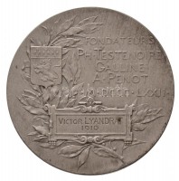 Franciaország 1910. 'École Superieure de Commerce de Lyon / Fondateurs Ph. Testenoire Galline A. Penot MDCCCLXXII (Lyon-i Kereskedelmi Egyetem)' Victor Lyandrat részére, peremén jelzett Ag emlékérem. Szign.: A. Patey (62,48g/50mm) T:1-,2 kis