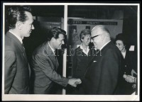 1964 Bécs, A magyar pavilon igazgatója fogadja Bruno Pittermann (1905-1983) osztrák alkancellárt, 1964, Bécsi Vásár. Wien, Foto A. Ebner, 13x17 cm