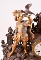 Antik francia figurális kandallóóra, működik, kulccsal, hátsó fedőlap, üveglap hiányzik, porcelán számlap karcos, m:47 cm,  44×16 cm