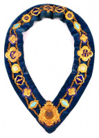 Angol szabadkőműves lánc. Selyem palást, zománc rátétekkel. Néhol kis kopásokkal. / Grand Falcon Lodge No 10215. Freemason chain. Silk and enameled metal. England. XXth century. With some small wear.