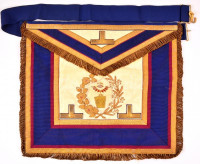 Angol szabadkőműves kötény. Toye & Co. jelzéssel Selyem, bőr, réz rátétekkel. Szép állapotban / Freemason apron. England. XXth century. Silk, leather, copper, 50x42 cm