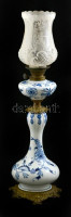 cca 1900 Meissen hagyma mintás petróleumlámpa fém szerelékekkel, kézzel festett, jelzett, hiányos szerkezet, porcelánon apró csorba, bura törött, m: 52 cm (71 cm)