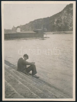 1931 Kinszki Imre (1901-1945) budapesti fotóművész által datált, Duna-parti vintage fotó, 7,5x5,5 cm