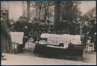 1913 Párizs, bélyegtőzsde. Korabeli sajtófotó hozzátűzött szöveggel /  Paris, Stamp stock exchange press photo 16x12 cm